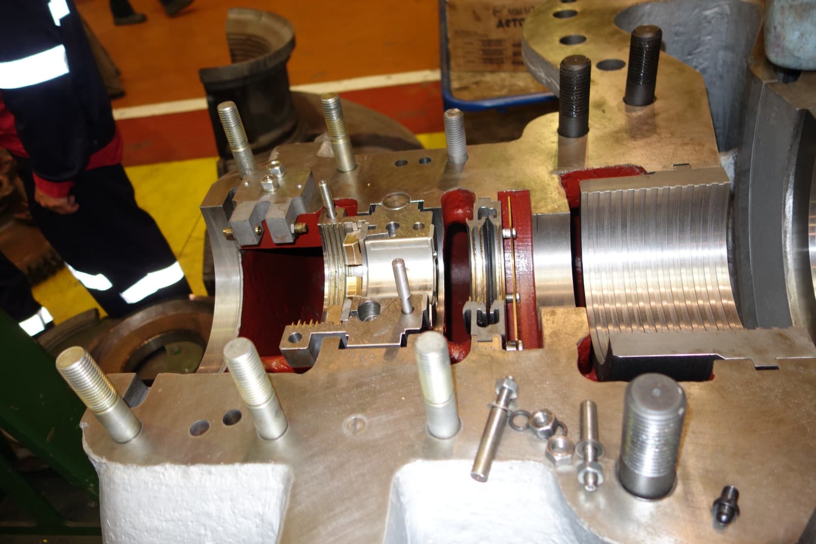 Gas turbine bearing housings and journal bearings
