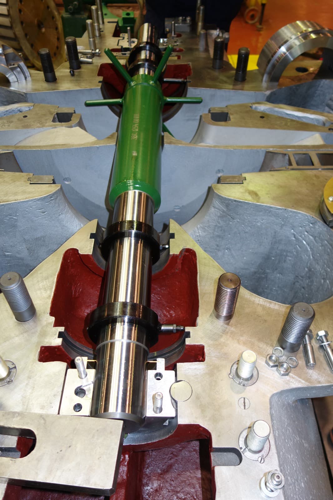 Gas turbine bearing housings and journal bearings