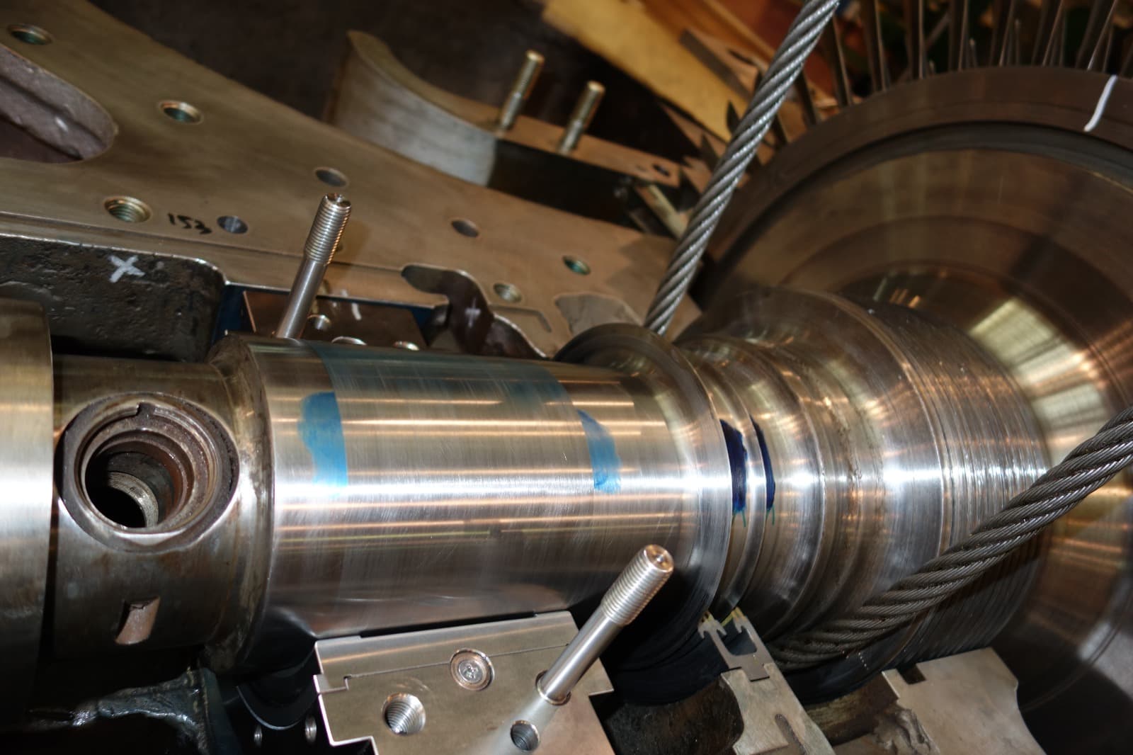 Gas turbine bearing housings and journal bearings