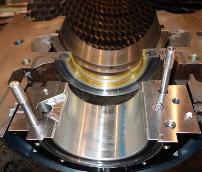 Gas turbine bearing housings and journal bearings