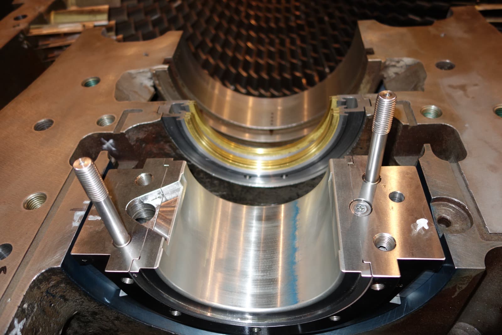 Gas turbine bearing housings and journal bearings