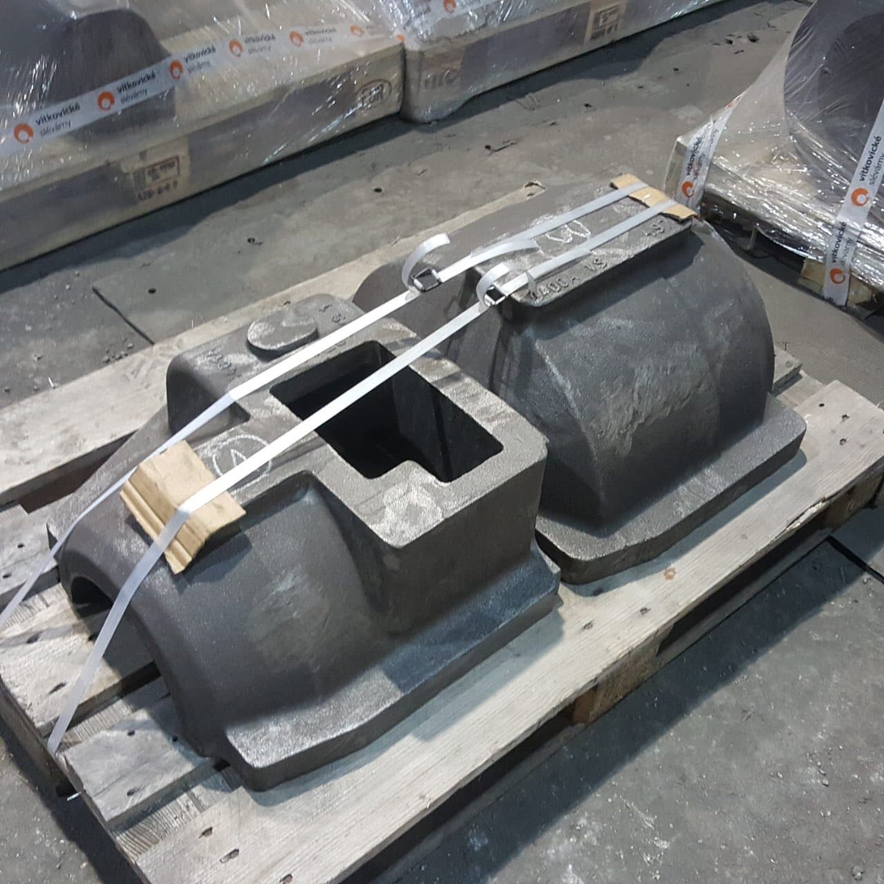 Gas turbine bearing housings and journal bearings