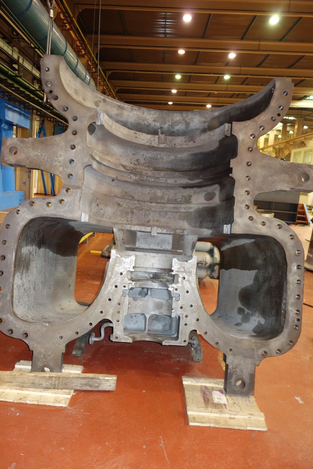 Gas turbine and compressor casings