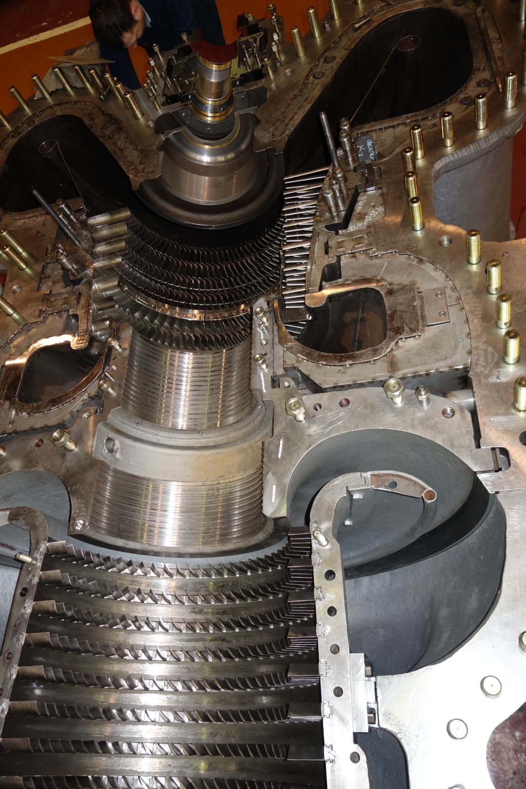 Gas turbine and compressor casings