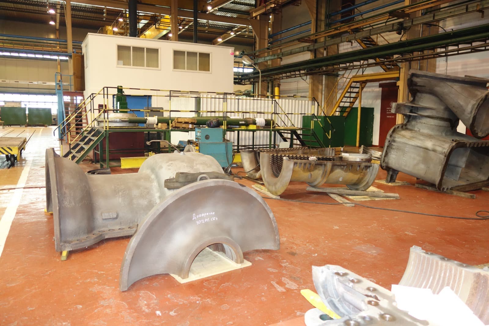 Gas turbine and compressor casings