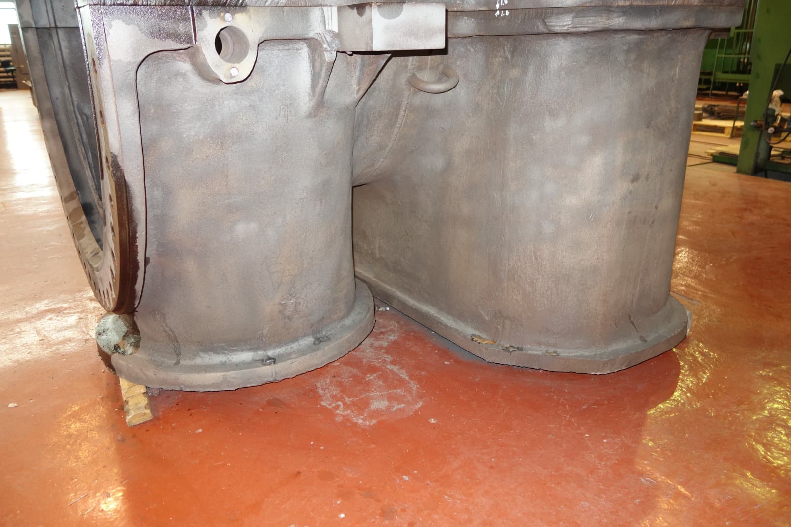 Gas turbine and compressor casings