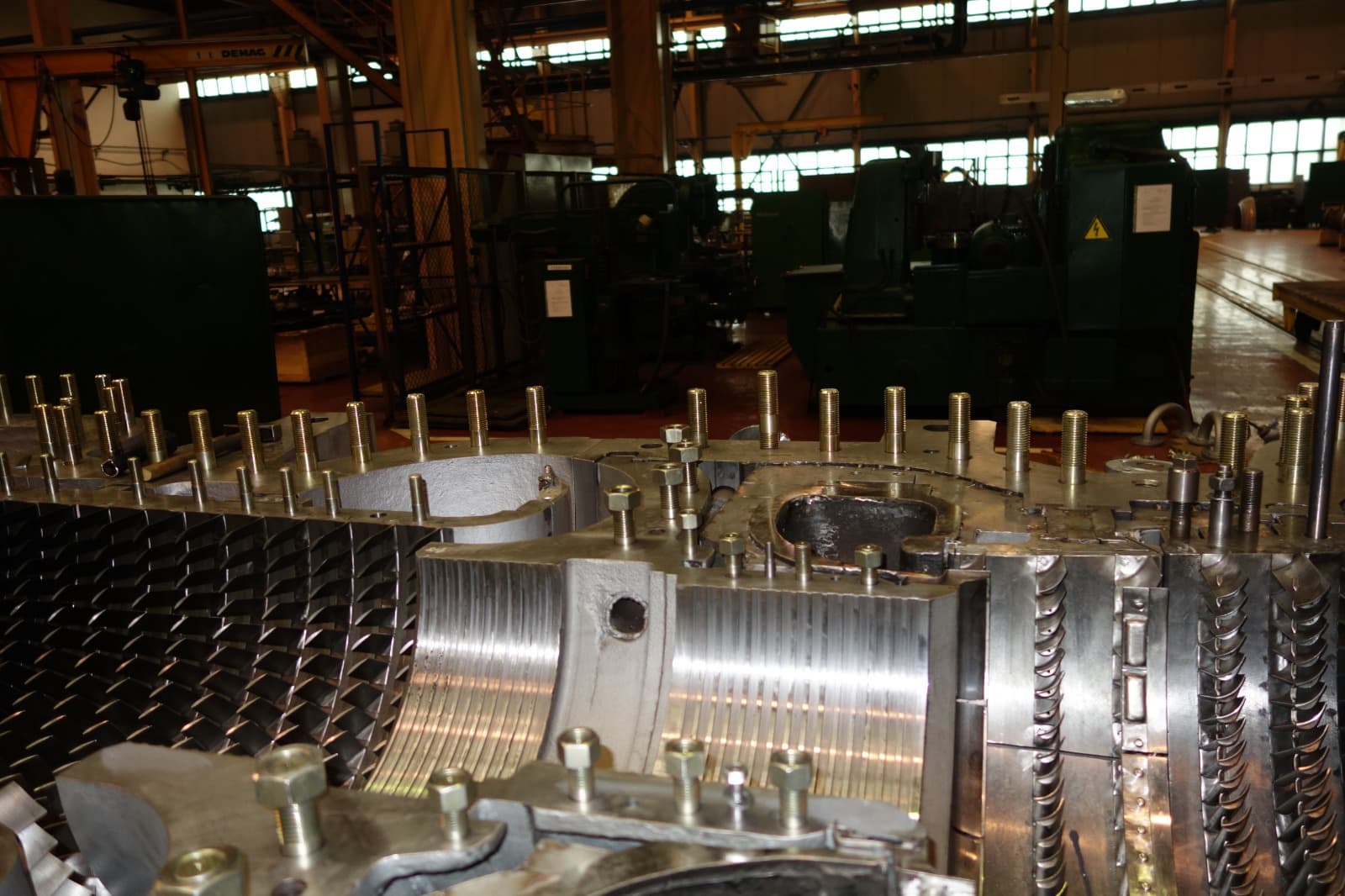 Gas turbine and compressor casings