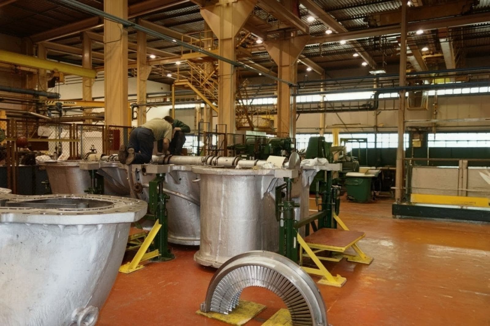 Gas turbine and compressor casings