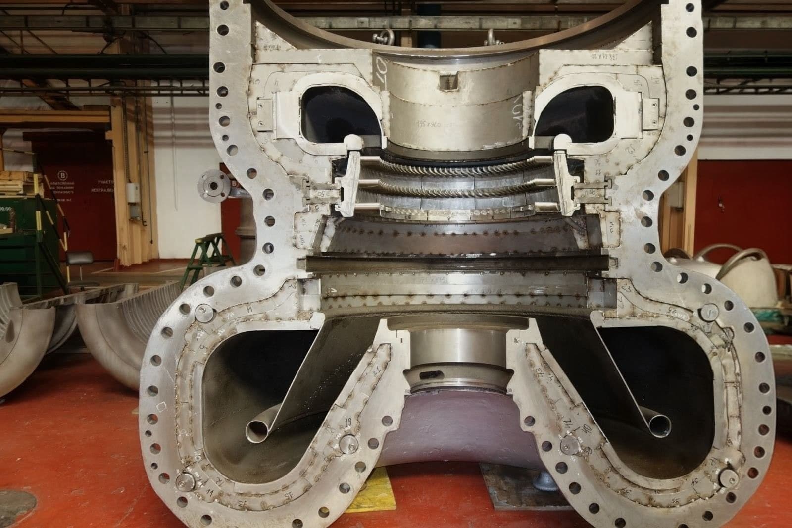 Gas turbine and compressor casings