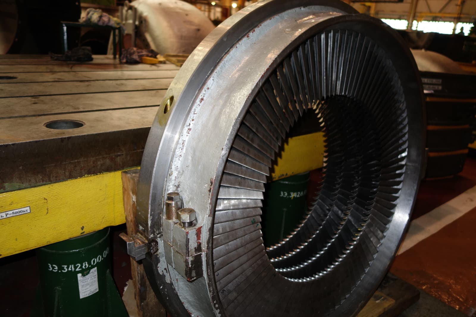 Gas turbine and compressor casings