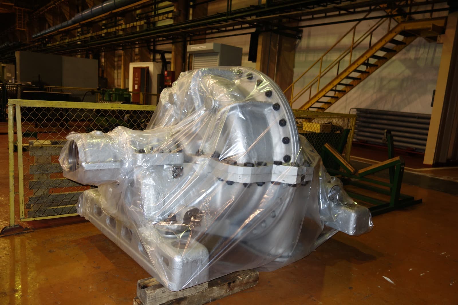 Gas turbine and compressor casings