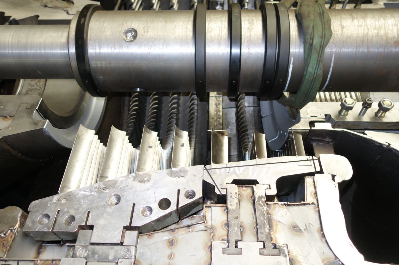 Gas turbine and compressor casings