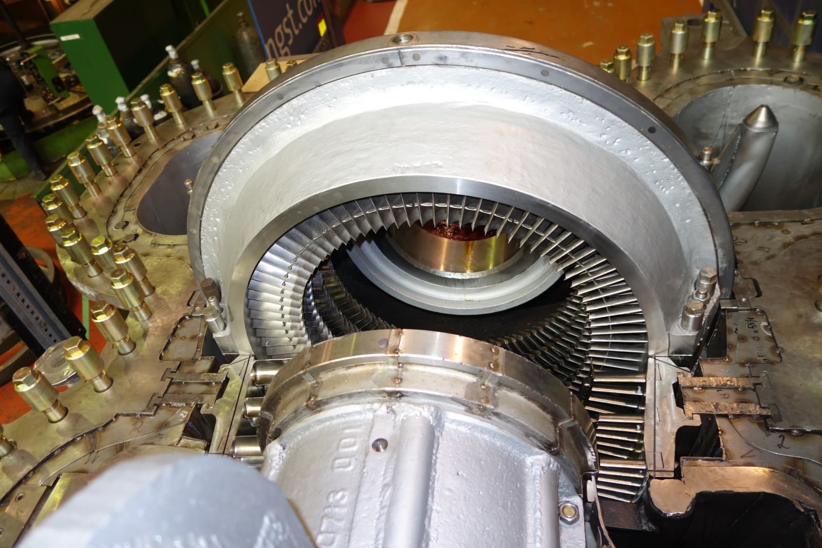 Gas turbine and compressor casings