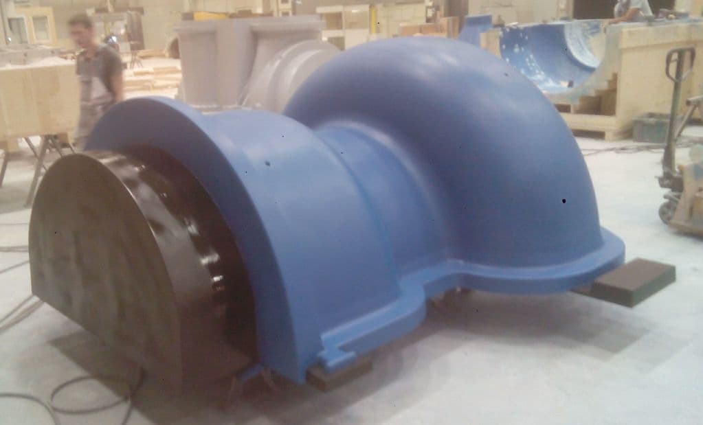 Gas turbine and compressor casings