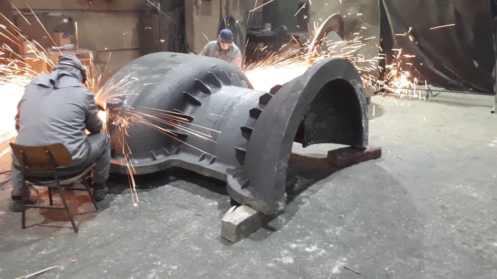 Gas turbine and compressor casings