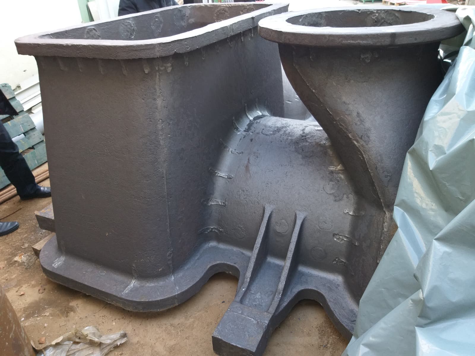 Gas turbine and compressor casings