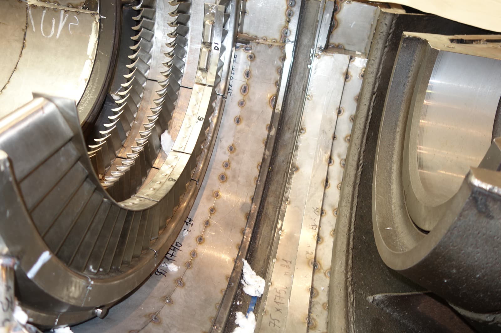 Gas turbine and compressor casings