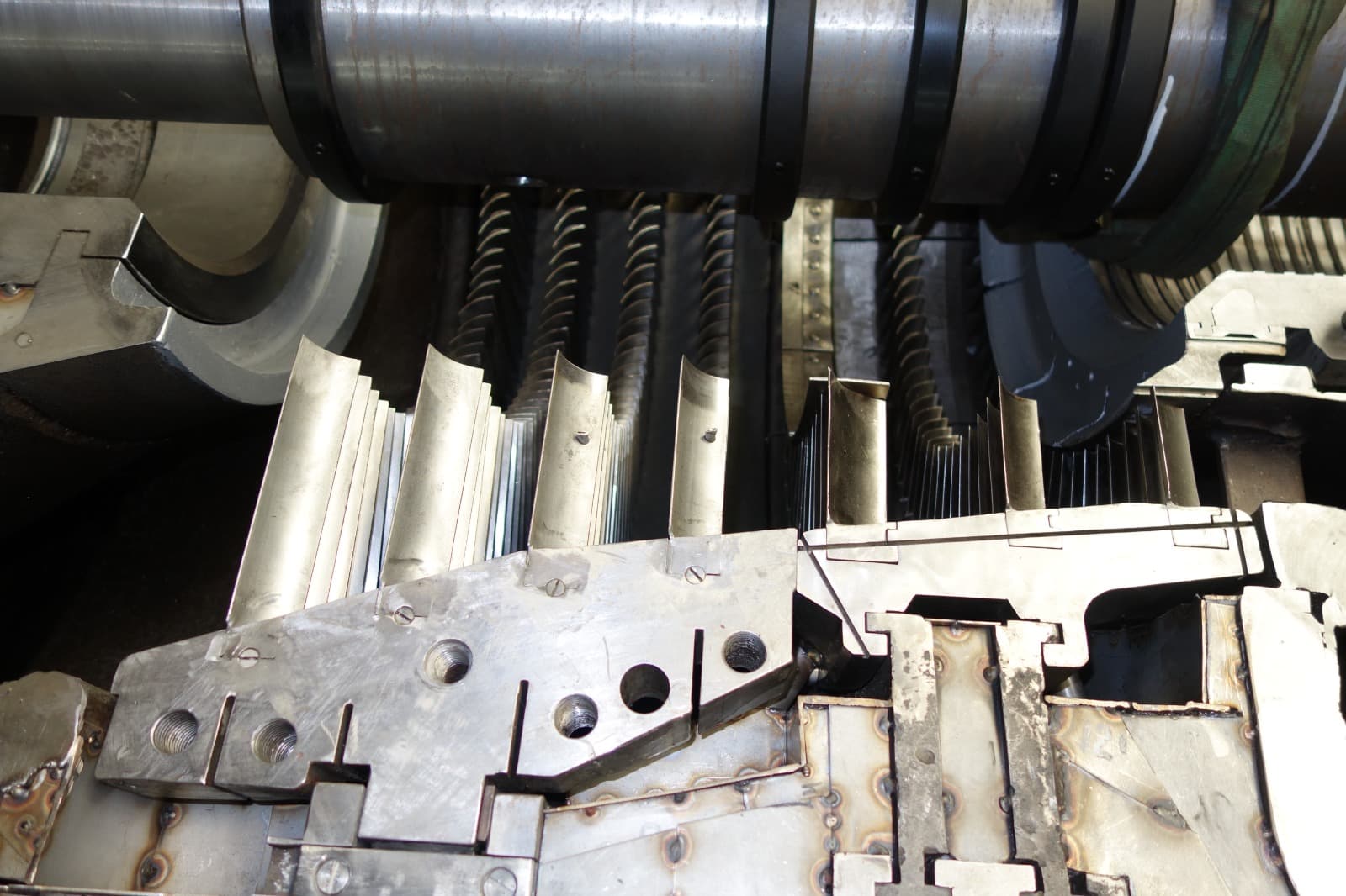 Gas turbine and compressor casings