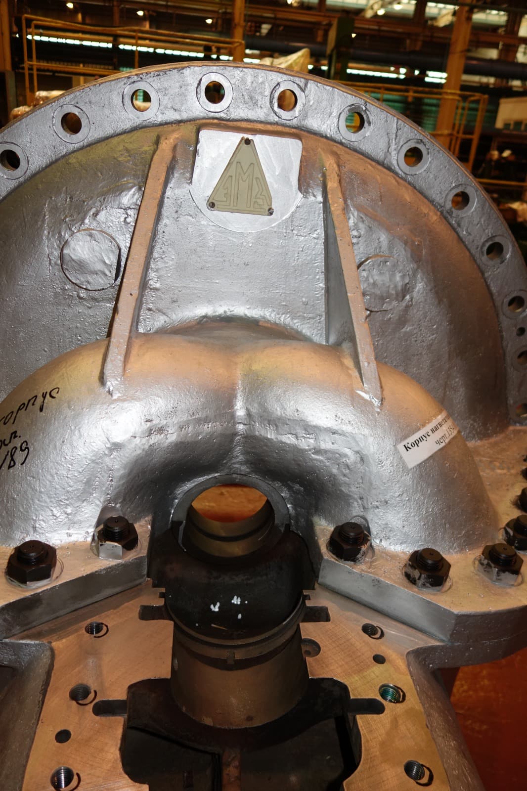 Gas turbine and compressor casings