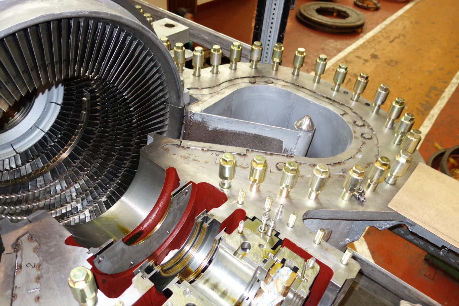 Gas turbine and compressor casings
