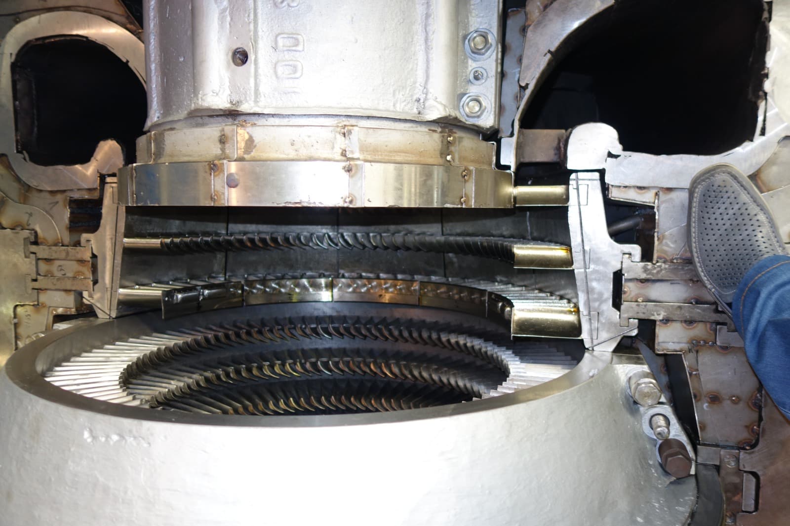 Gas turbine and compressor casings