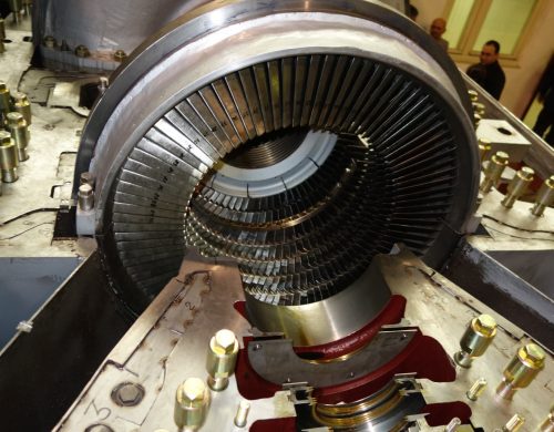 Gas turbine and compressor casings
