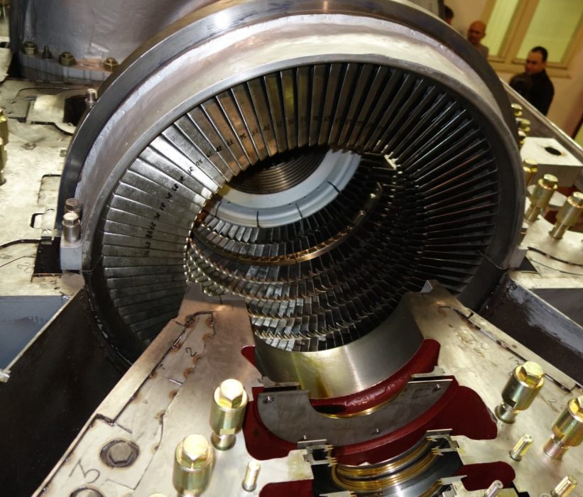 Gas turbine and compressor casings
