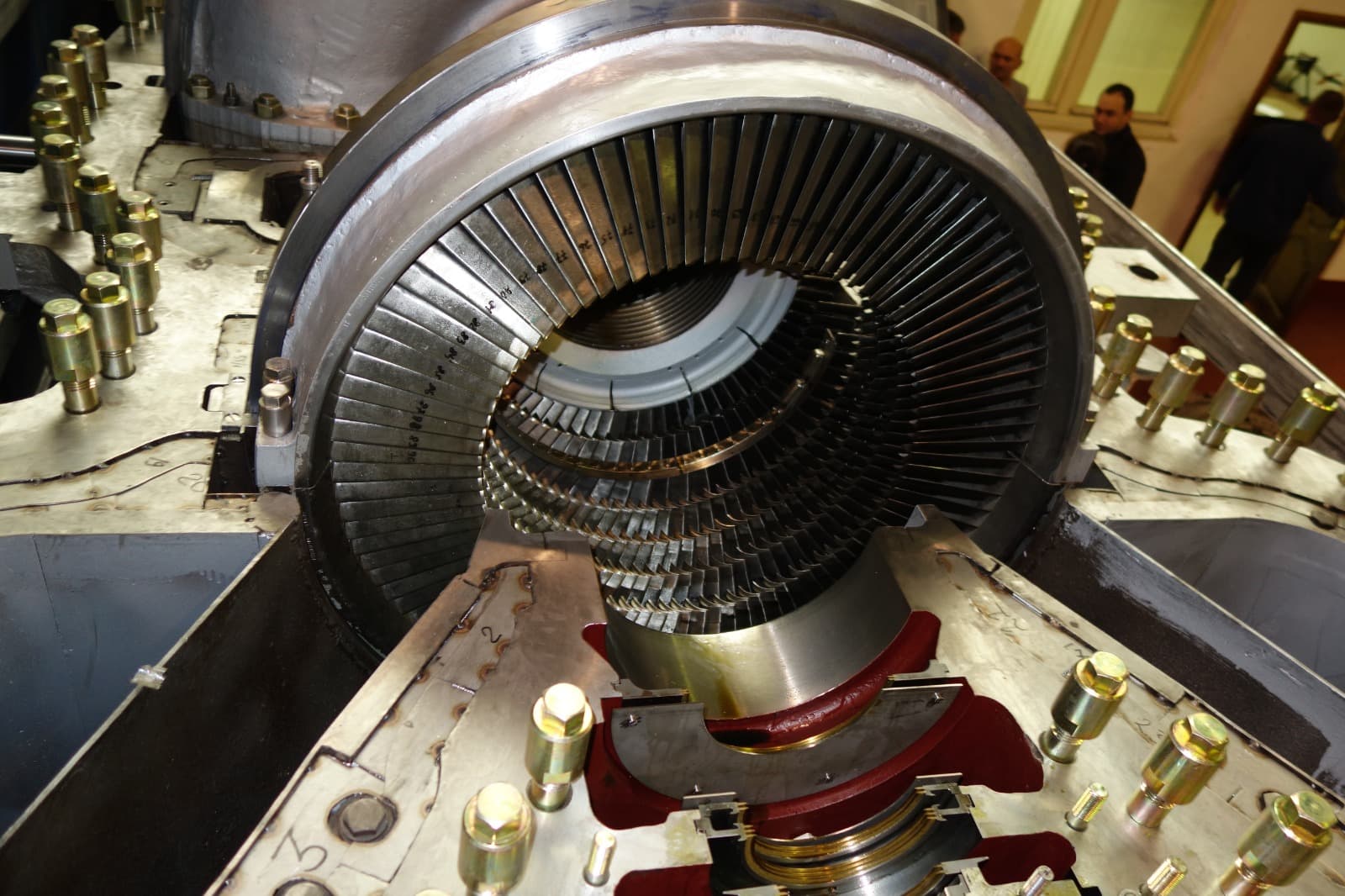 Gas turbine and compressor casings