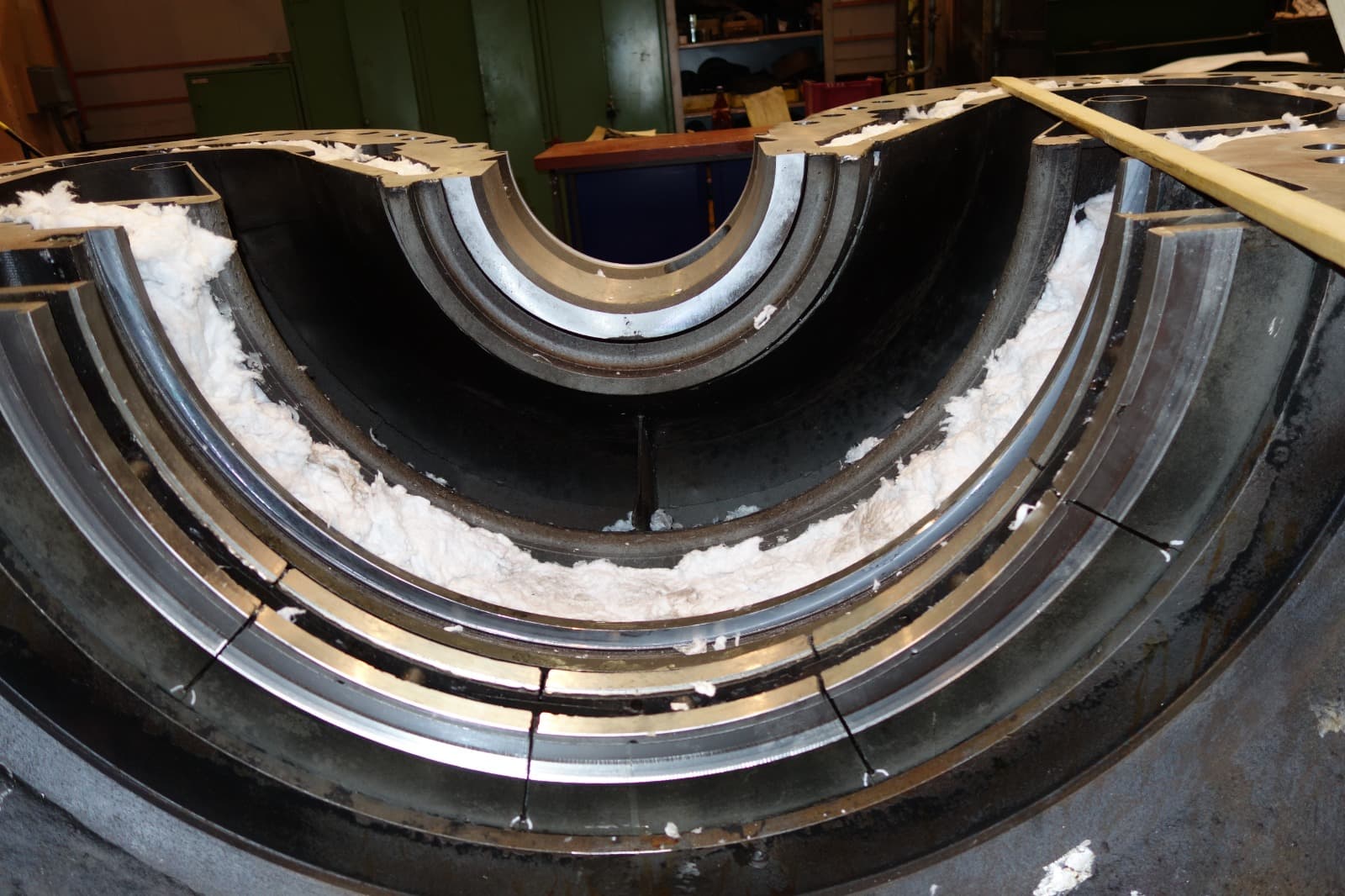 Gas turbine and compressor casings