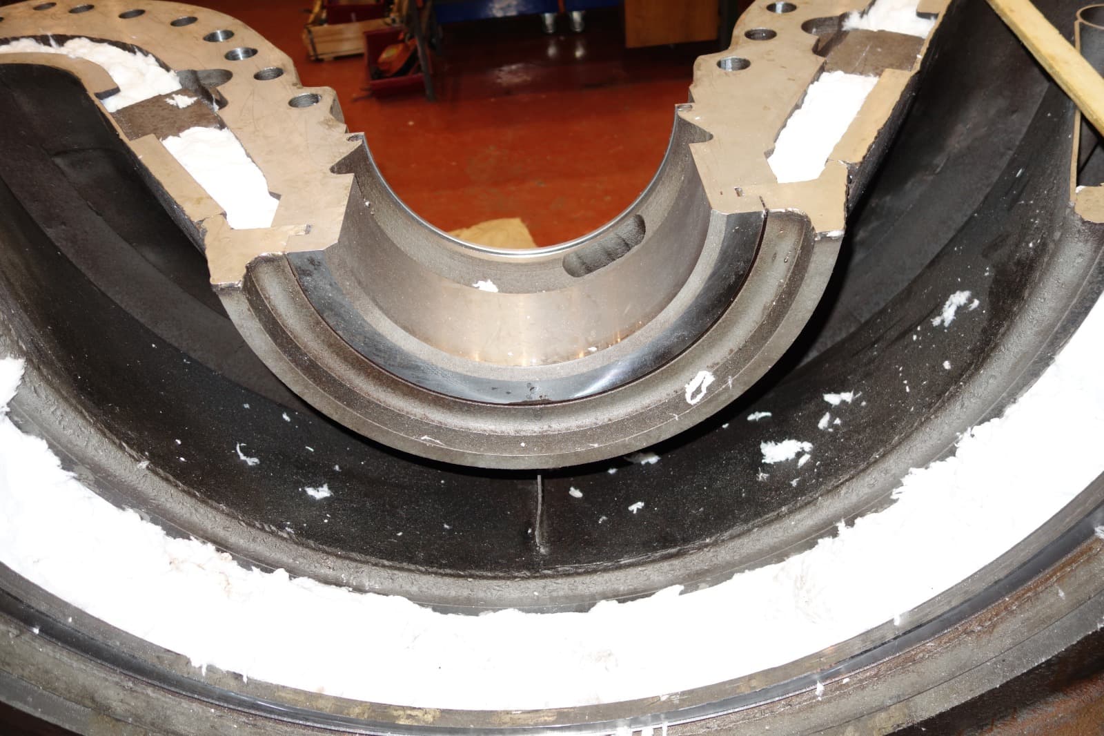 Gas turbine and compressor casings