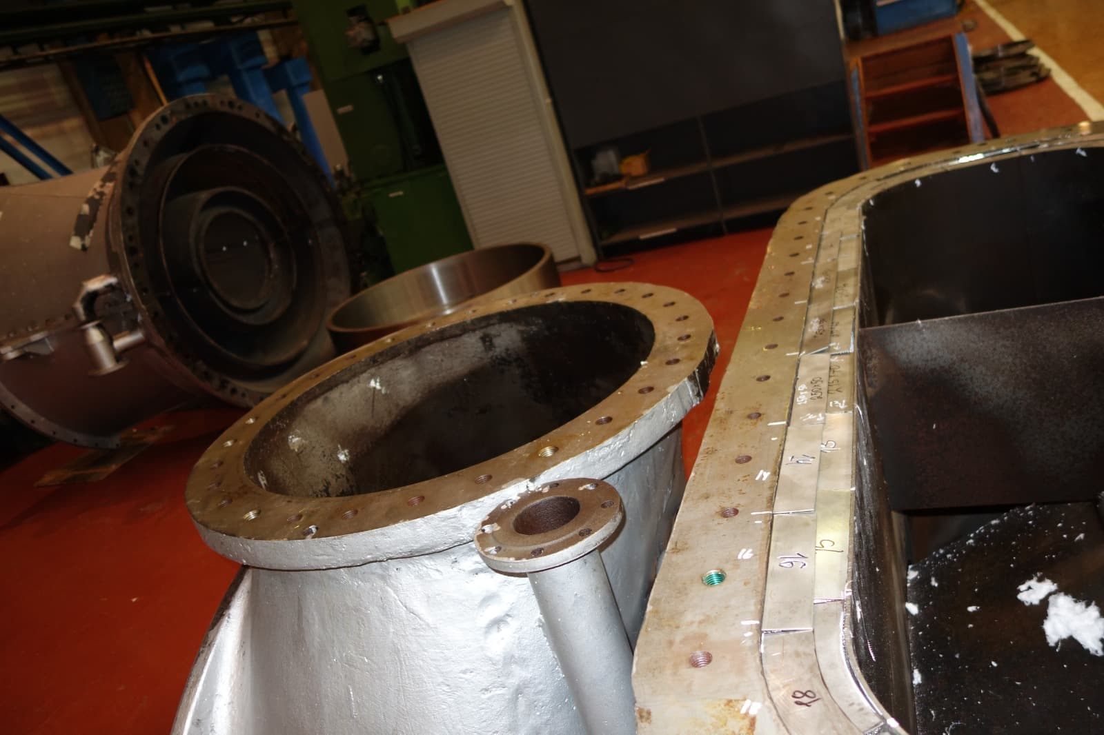 Gas turbine and compressor casings