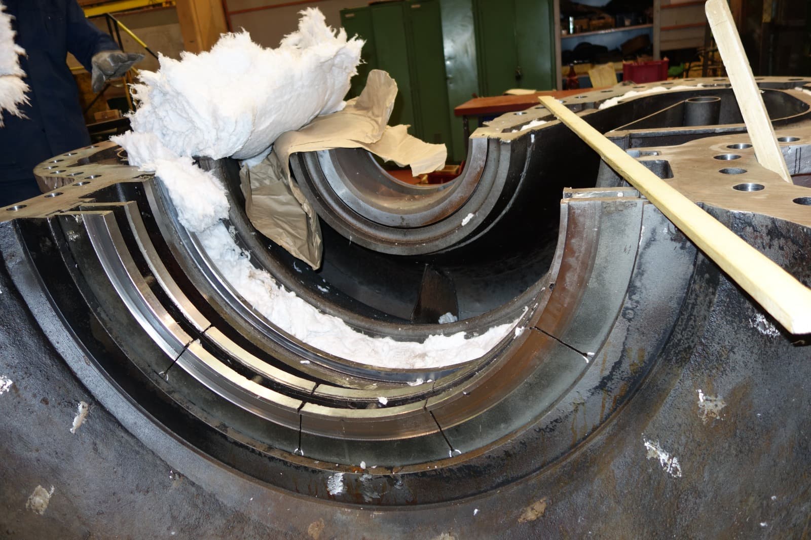 Gas turbine and compressor casings