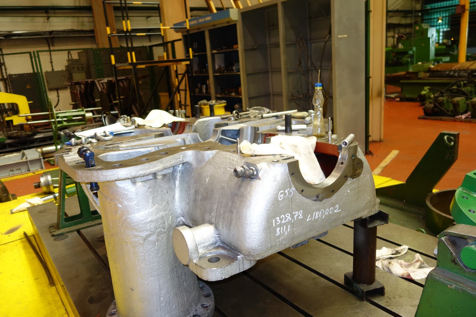 Gas turbine and compressor casings
