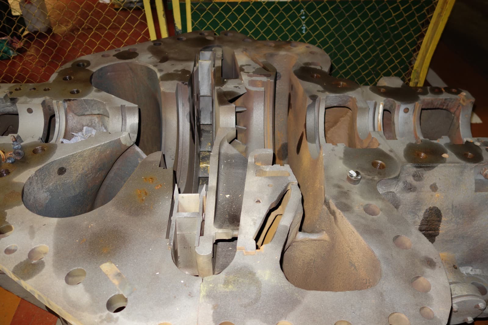 Gas turbine and compressor casings