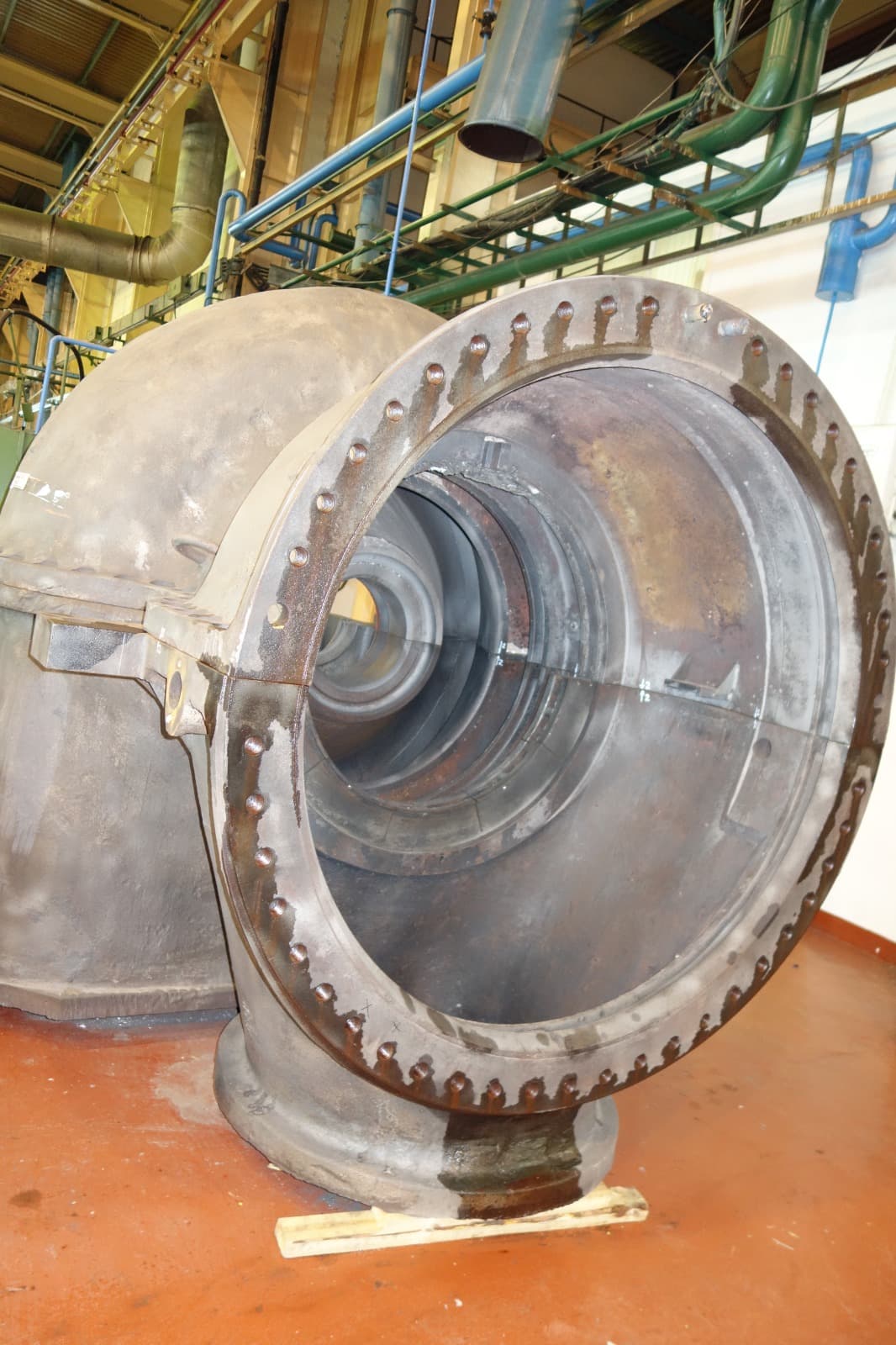 Gas turbine and compressor casings