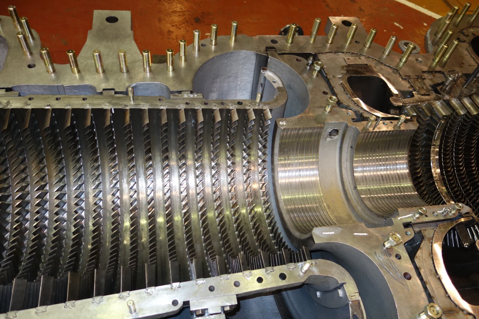 Gas turbine and compressor casings