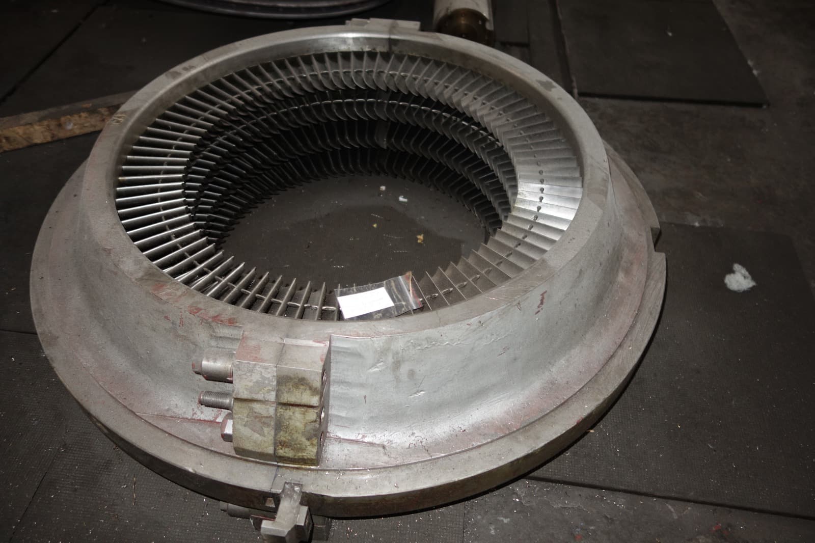 Gas turbine guide vanes and nozzle assemblies