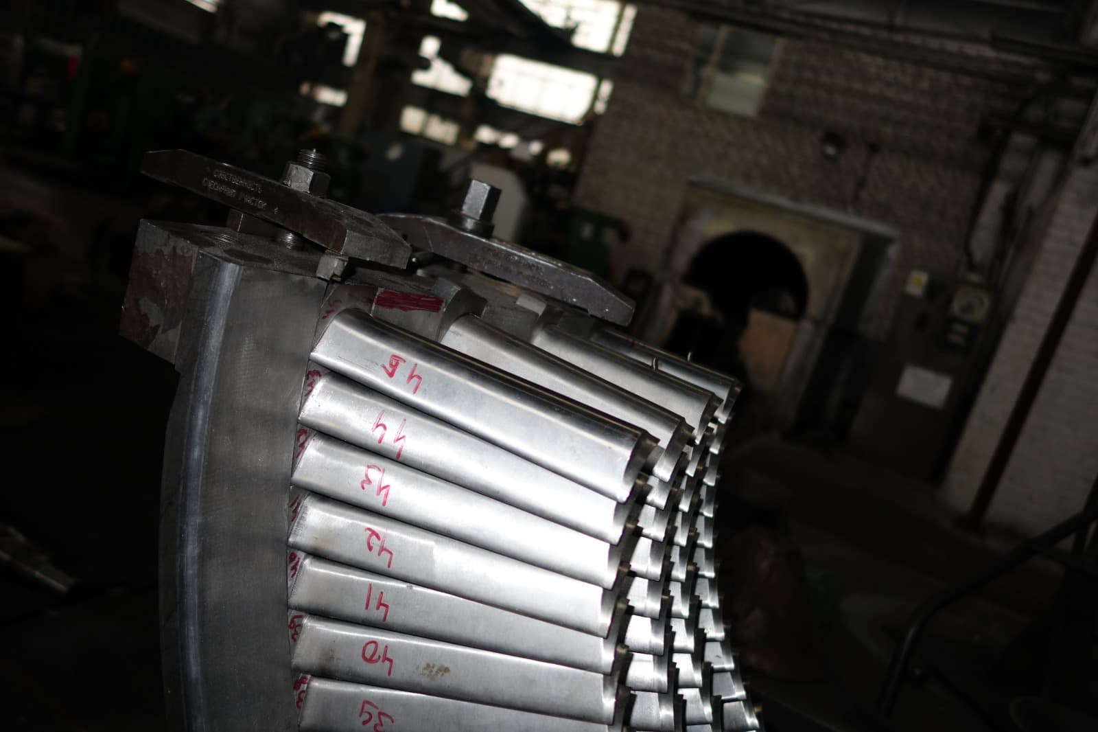 Gas turbine guide vanes and nozzle assemblies