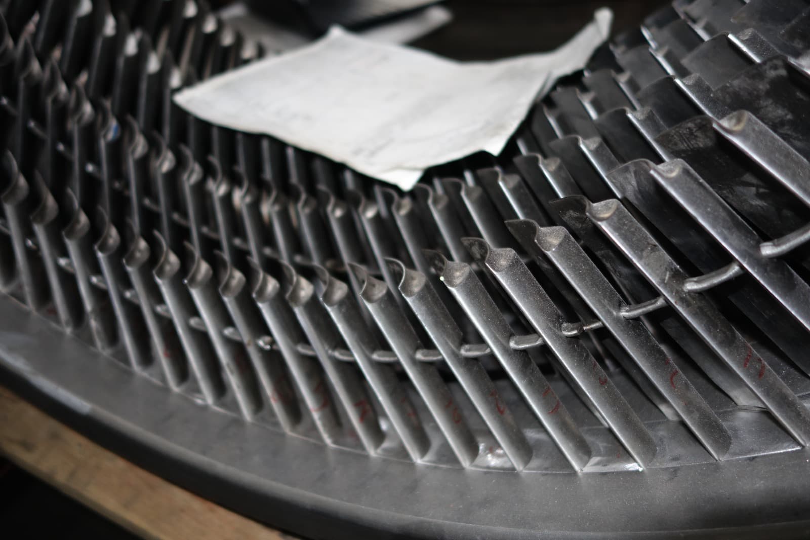 Gas turbine guide vanes and nozzle assemblies