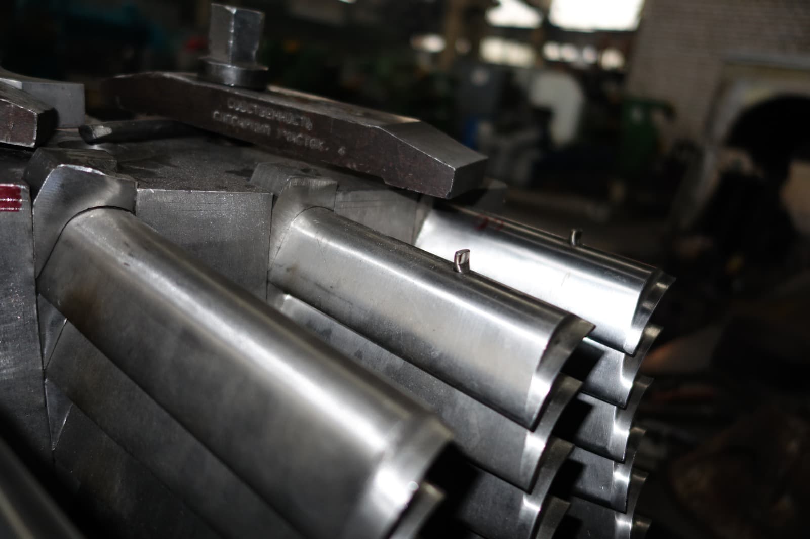 Gas turbine guide vanes and nozzle assemblies