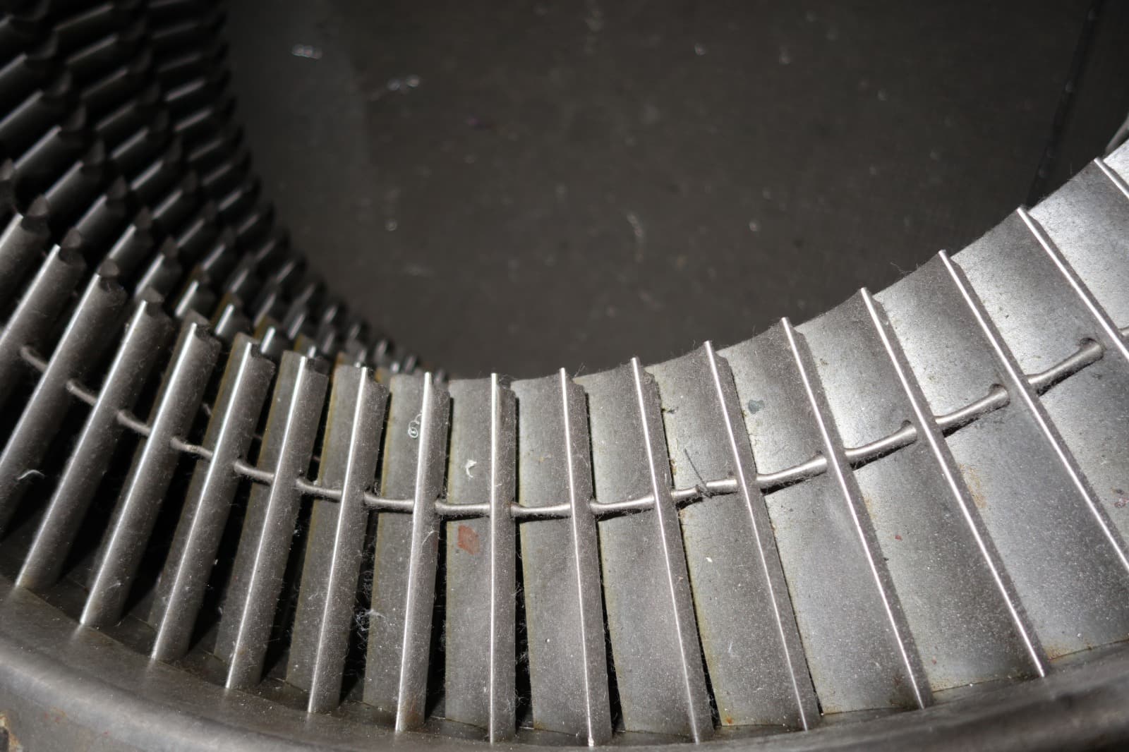 Gas turbine guide vanes and nozzle assemblies