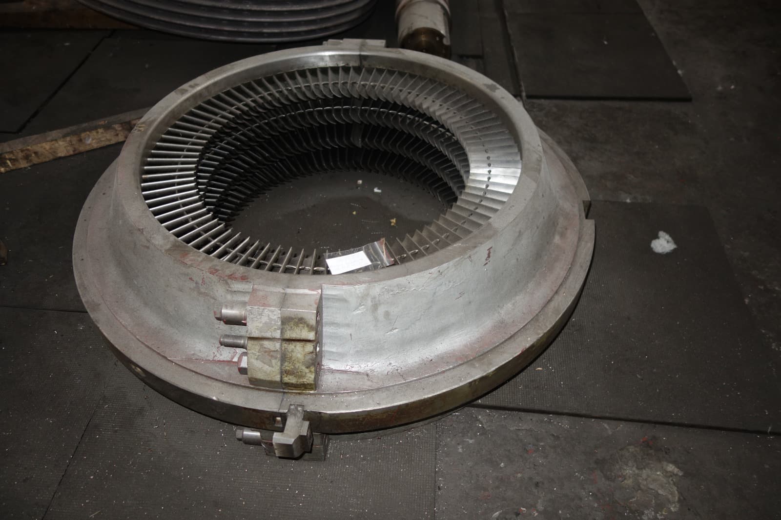 Gas turbine guide vanes and nozzle assemblies