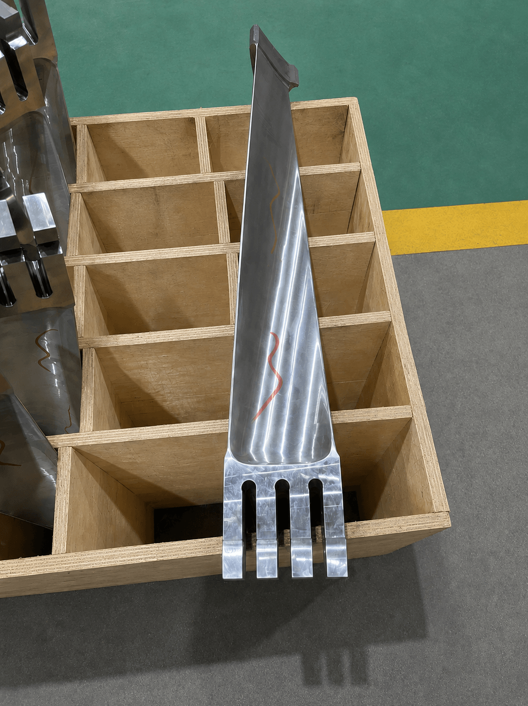 Steam turbine blades and rotor discs