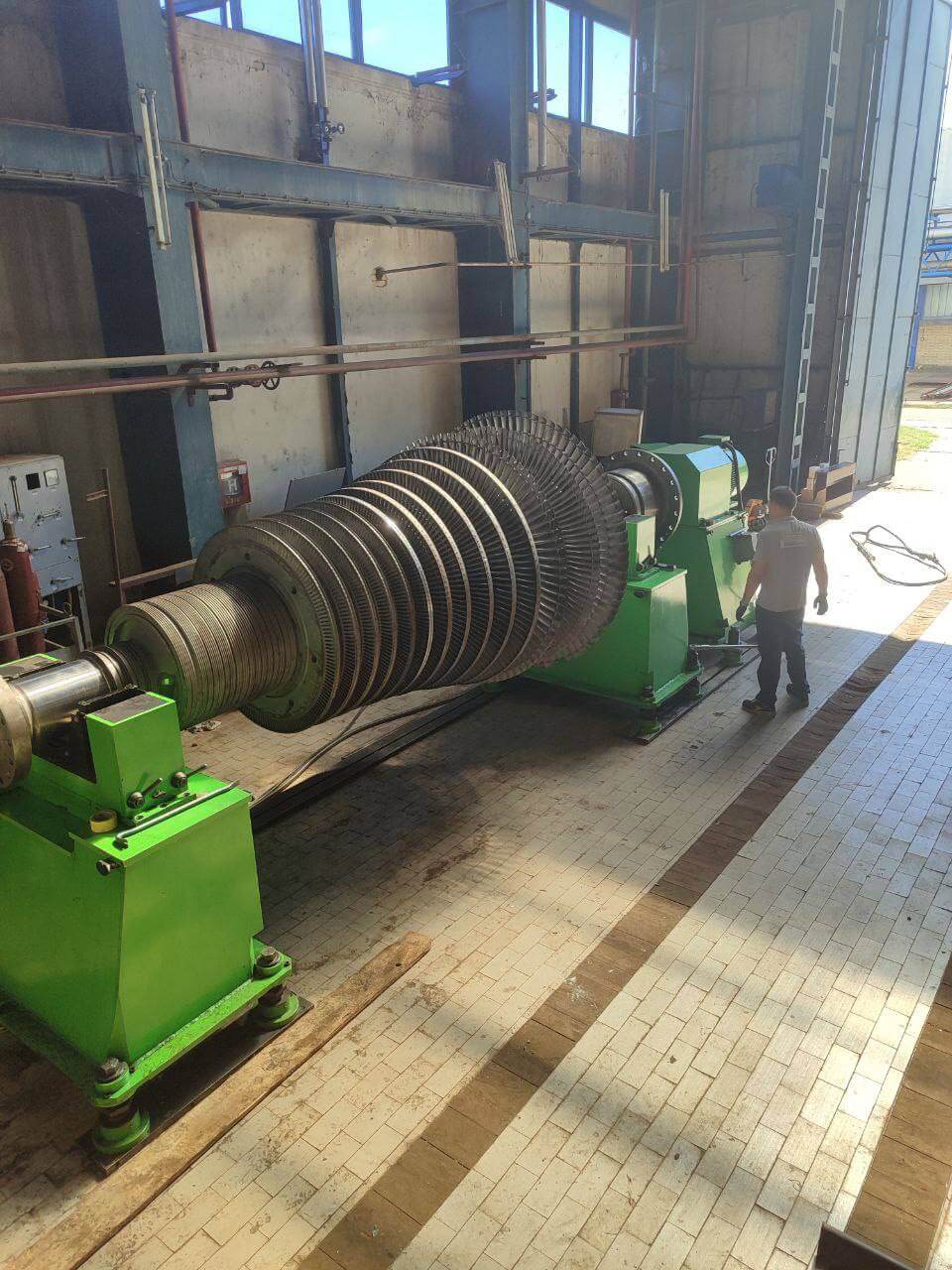 Steam turbine blades and rotor discs