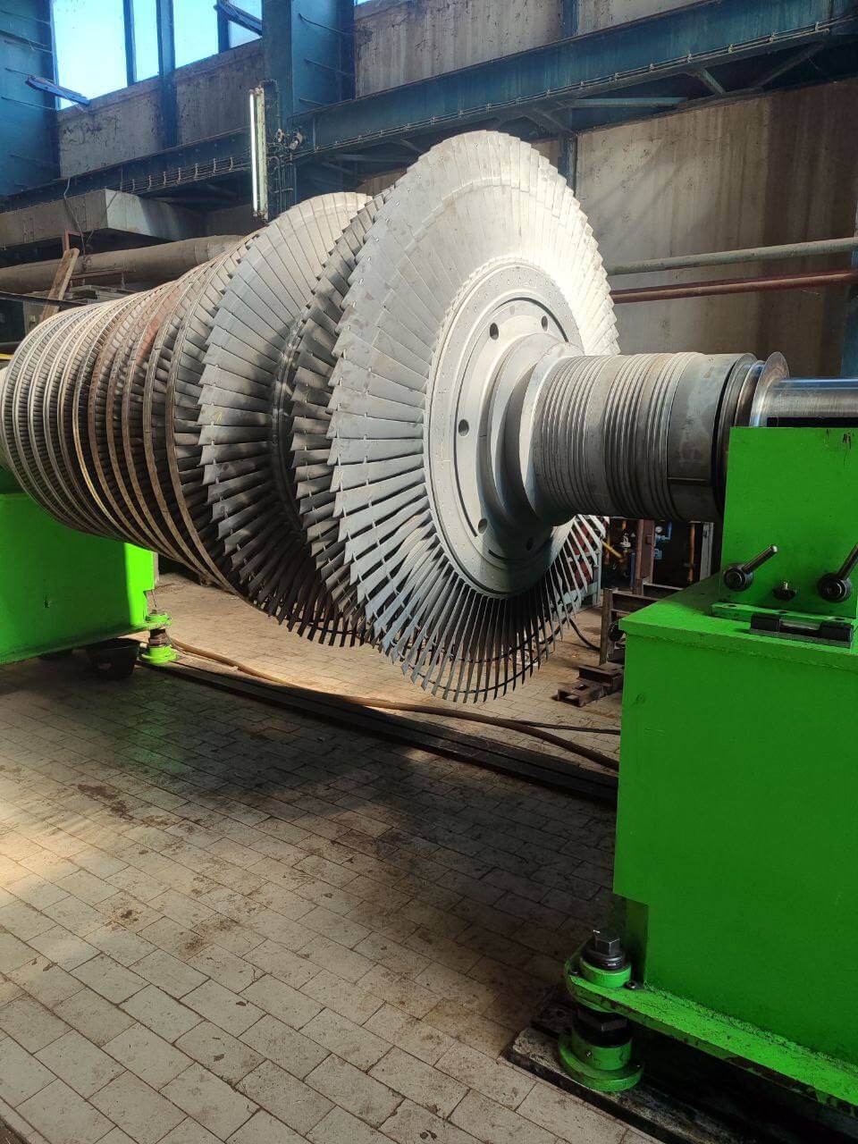 Steam turbine blades and rotor discs