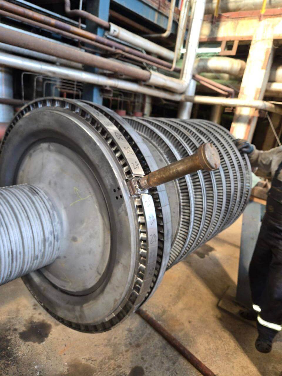 Steam turbine blades and rotor discs