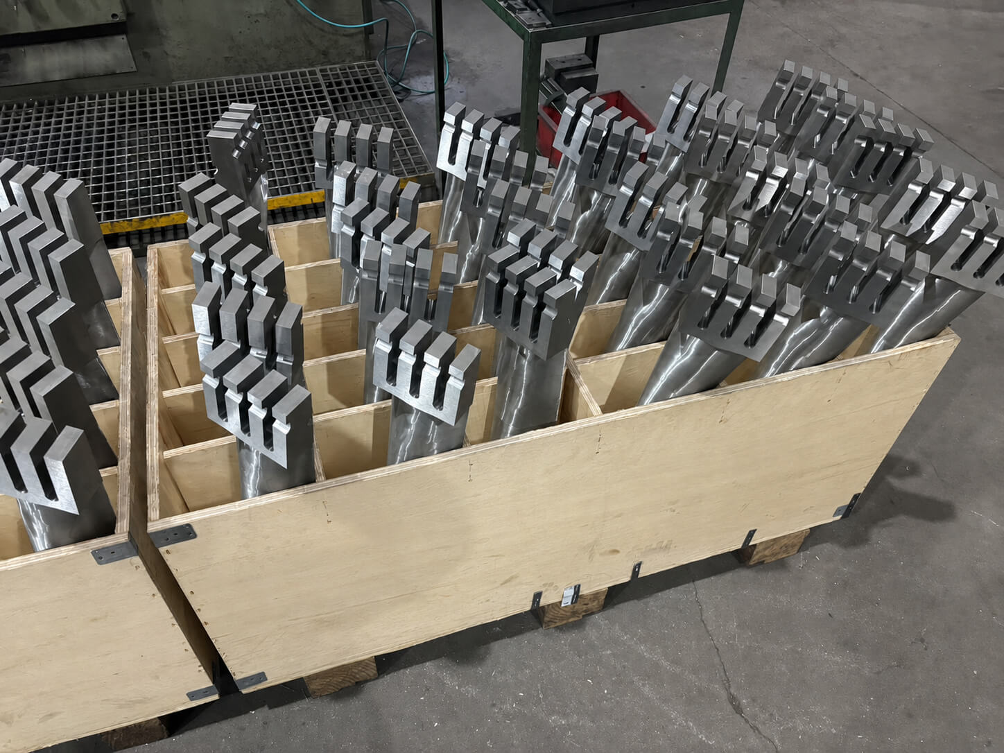 Steam turbine blades and rotor discs