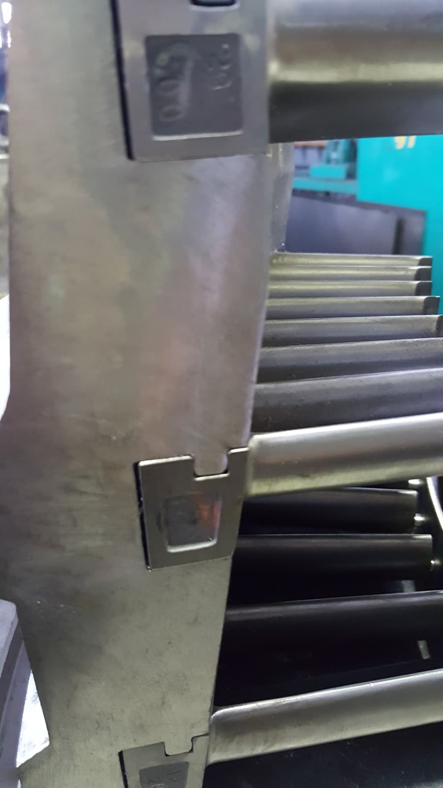 Gas turbine guide vanes and nozzle assemblies