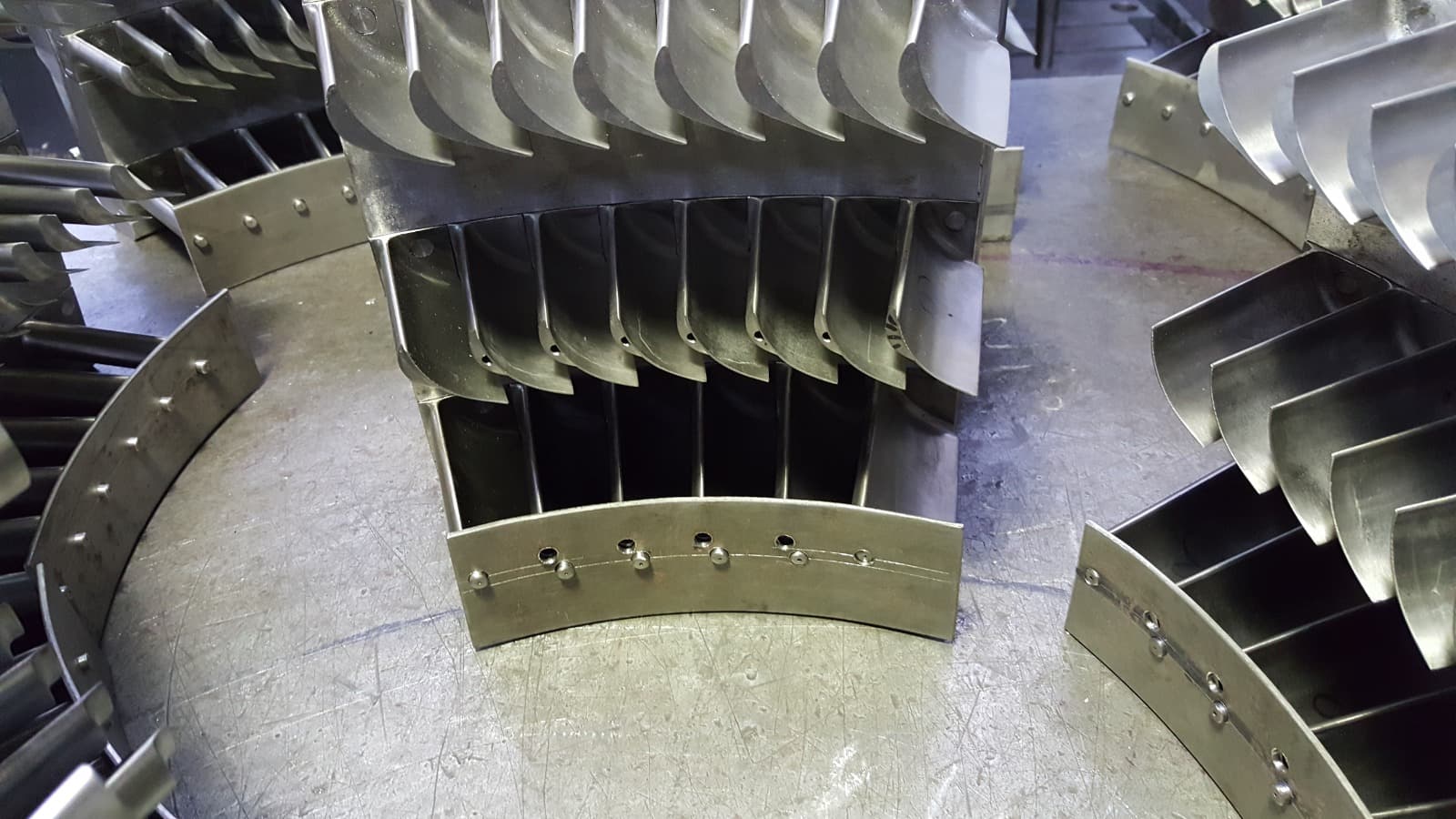 Gas turbine guide vanes and nozzle assemblies