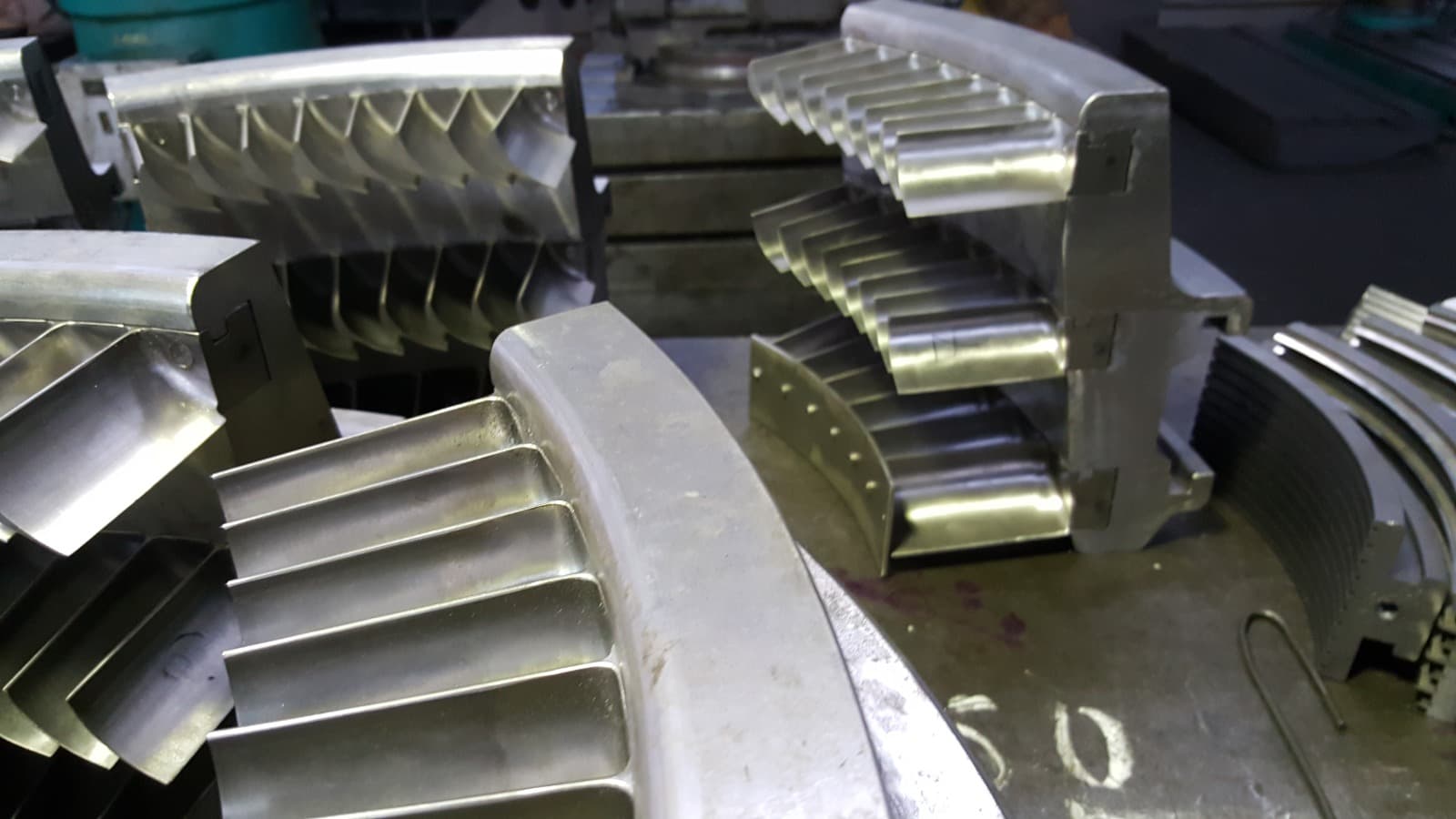 Gas turbine guide vanes and nozzle assemblies